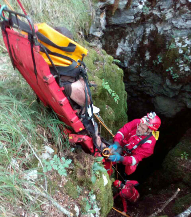 АГОНИЈА ТРАЈАЛА ЧЕТИРИ САТА: Извучен из јаме дубоке 50 метара (ФОТО) 